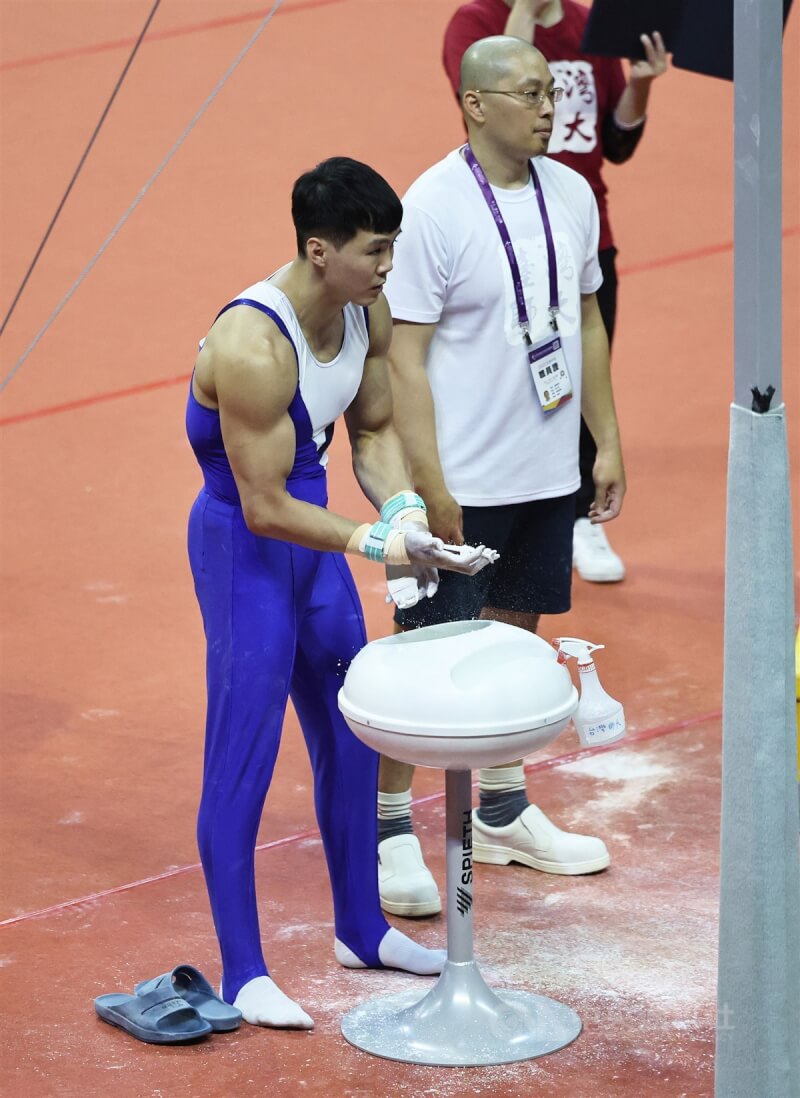 112年全國大專校院運動會6日進行公開男子組競技體操各項賽程,代表台灣師大出賽的選手唐嘉鴻(前)準備就位;因傷勢影響,這次他僅會在吊環項目出賽。中央社記者趙世勳攝 112年5月6日