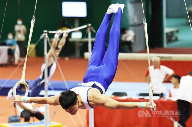 112年全國大專校院運動會公開男子組競技體操賽程6日在國立體育大學綜合體育館進行,代表台師大的唐嘉鴻在個人全能的吊環項目出賽。中央社記者趙世勳攝 112年5月6日