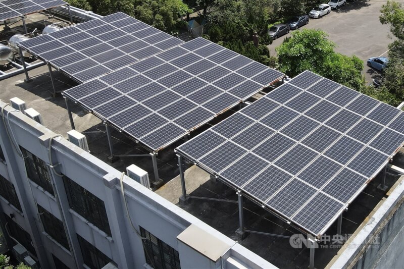 圖為北市北投區一所學校頂樓設置的太陽能設備。（中央社檔案照片）