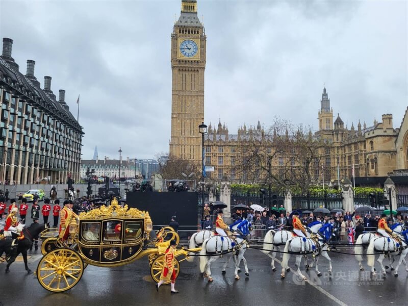 英國國王查爾斯三世加冕典禮6日舉行，儀式登場前，查爾斯三世和卡蜜拉王后乘坐「鑽石禧馬車」離開白金漢宮進行「國王遊行」，前往西敏寺參加加冕典禮。中央社記者陳韻聿西敏寺攝 112年5月6日