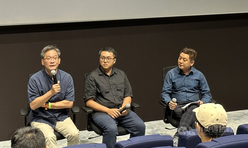 新加坡華語電影節6日播映4部台灣環境生態短片，導演張緯誌（左）、張弘榤（中）出席映後座談。中央社記者侯姿瑩新加坡攝  112年5月6日