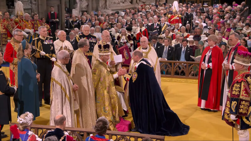 查爾斯三世（中左）6日舉行加冕典禮，威廉王子（中右）在父親面前屈膝下跪，宣誓對君主效忠。（圖取自The Royal Family YouTube頻道網頁youtube.com）