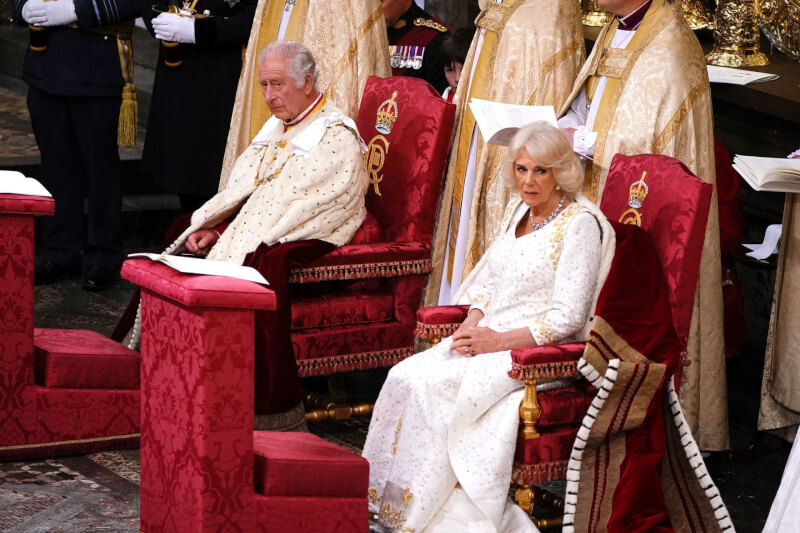 英國國王查爾斯三世（左）6日在西敏寺舉行加冕儀式。右為卡蜜拉王后。（Yui Mok/Pool via 路透社）