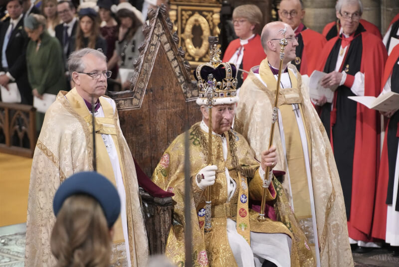 英國國王查爾斯三世（前中）6日戴上聖愛德華王冠，正式加冕為英國國王。（Jonathan Brady/Pool Photo via 美聯社）