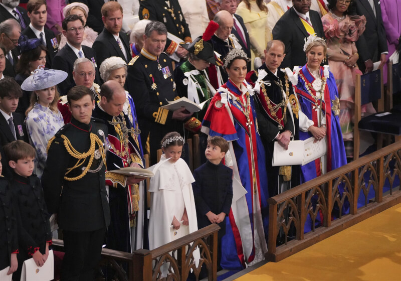 圖為英國哈利王子（左起第二排第一位）6日出席英王查爾斯三世的加冕典禮。（Aaron Chown/Pool Photo via 美聯社）