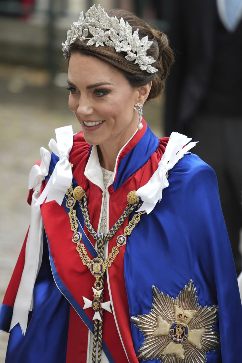 威爾斯王妃凱特6日出席英國國王查爾斯三世加冕典禮，配戴已故女王伊麗莎白二世的項鍊及黛安娜的珍珠鑽石耳環，以示紀念。（Dan Charity/pool photo via 美聯社）