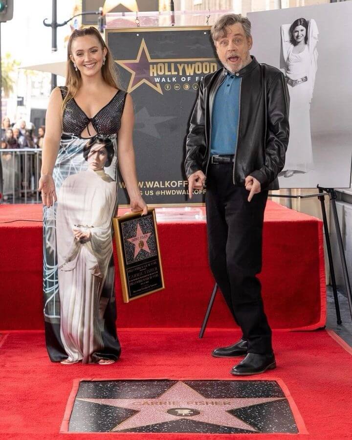 嘉莉費雪的女兒比莉盧德（左）5日在好萊塢星光大道接受母親獲追贈的星星。「路克天行者」馬克漢米爾說，「很難過她今天沒與我們同在，不然就完美了。」（圖取自instagram.com/praisethelourd）
