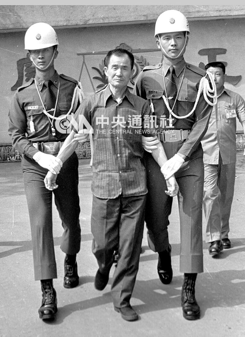 民國71年5月18日台灣警備總部軍法處在台北第一法庭，審理李師科案，圖為李師科（中）由值勤憲兵押解步入法庭。（中央社檔案照片）