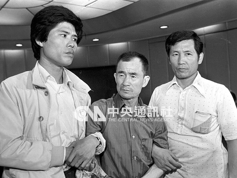 警方於民國71年5月7日上午宣布偵破台灣土地銀行古亭分行搶案，拘捕嫌犯李師科（中），並起出大部分贓款及作案的假髮和帽子等。（中央社檔案照片）