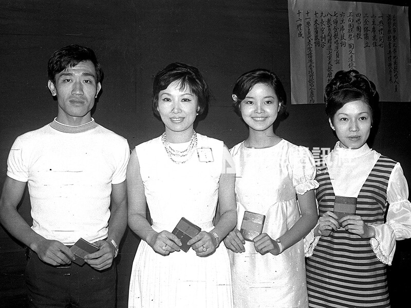 鄧麗君（右二）出道甚早，1969年曾參加第二期台北市暨北部地區遊藝場所歌唱人員講習，圖為結訓時領證照片，左一為張帝。（中央社檔案照片）