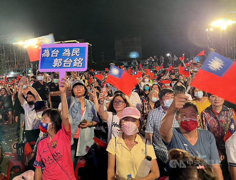 鴻海集團創辦人郭台銘爭取國民黨提名參選總統，7日晚間在高雄鳳山舉辦首場造勢活動，大批民眾到場相挺，高舉標語、國旗表達對郭台銘的支持。中央社記者林巧璉攝  112年5月7日