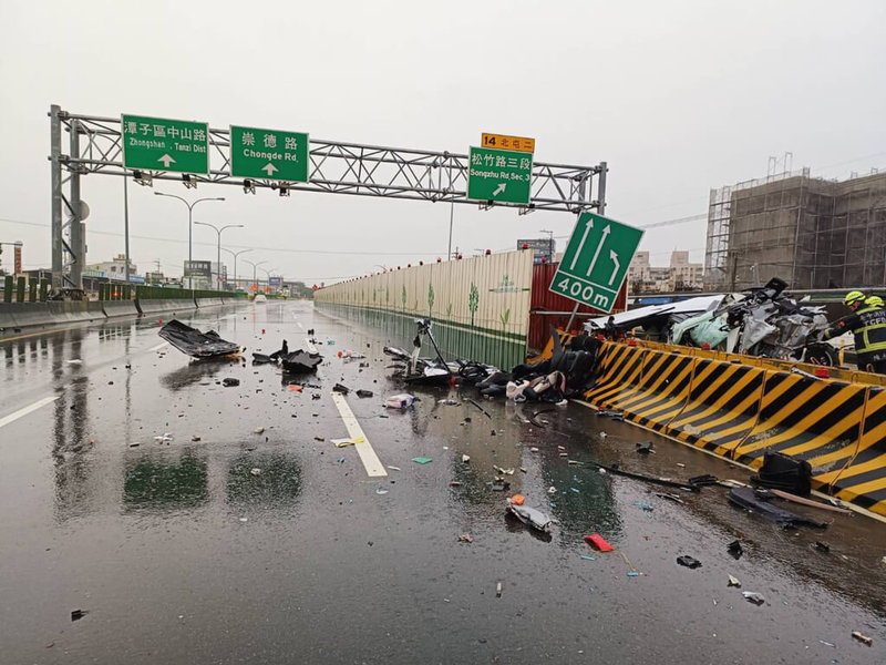 台中市台74線道路松竹路匝道7日清晨發生自小客車自撞分隔島車禍，車體零件散落一地，連交通標誌桿都被撞斷。（民眾提供）中央社記者趙麗妍傳真  112年5月7日