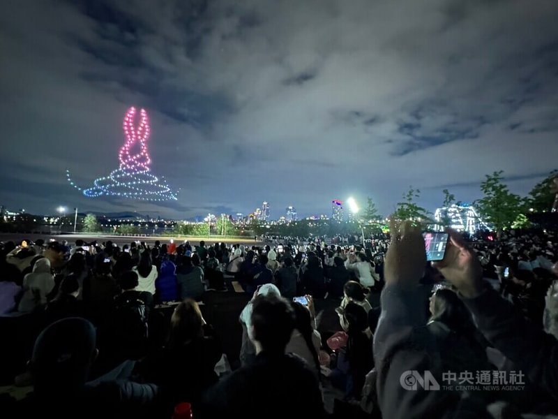 首爾市政府推展體驗式觀光，6日晚間漢江邊的無人機燈光秀活動吸引大批人潮。中央社記者廖禹揚首爾攝 112年5月7日