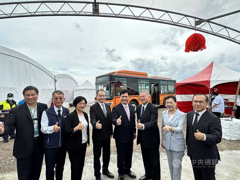 成運汽車彰化二林興建台灣最大電動巴士產業園區，7日舉行動土典禮，總經理吳忠錫（左）表示，積極搶攻海外市場，明年出貨挑戰千輛目標。中央社記者韓婷婷攝  112年5月7日