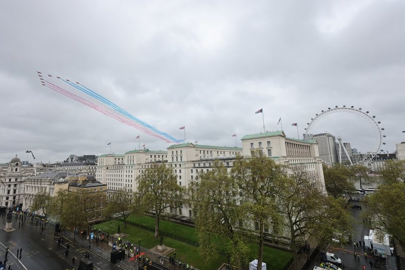 英王查爾斯三世6日加冕，英國空軍特技飛行小組「紅箭」展示空中分列式，飛越倫敦上空。（英國國防部提供）中央社記者陳韻聿倫敦傳真 112年5月7日