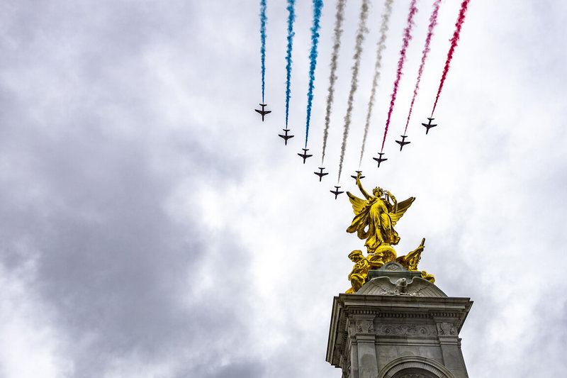 英王查爾斯三世6日加冕，英國空軍特技飛行小組「紅箭」衝場，飛越白金漢宮及其門前廣場上的維多利亞女王紀念碑，向英王致意。（英國國防部提供）中央社記者陳韻聿倫敦傳真  112年5月7日