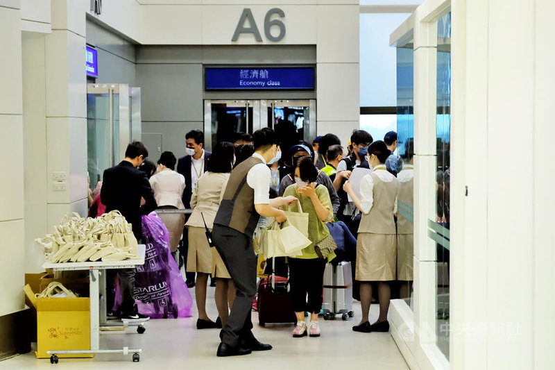 星宇航空因調度等問題，導致大批旅客6日被迫夜宿東京成田機場，7日緊急調派班機接回滯日民眾，部分旅客下午總算返抵台灣，地勤人員現場準備鳳梨酥送給每一名乘客。中央社記者吳睿騏桃園機場攝 112年5月7日