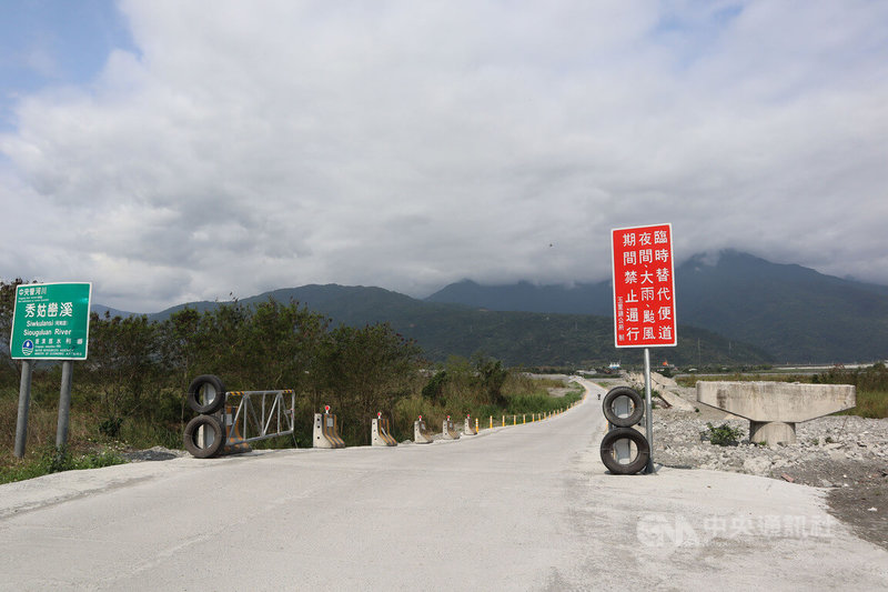 梅雨鋒面來襲，花蓮縣玉里鎮公所7日晚間指出，考量民眾行車與通行安全，將即時針對玉里高寮便道現況進行管控，若花蓮雨量達法定大雨等級，將會同有關單位至高寮便道進行緊急性封閉。中央社記者李先鳳攝  112年5月7日