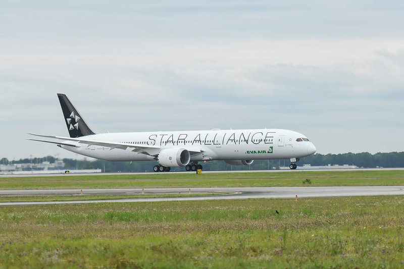 長榮航空第8架波音787-10客機7日下午飛抵桃園國際機場，為全球首架星空聯盟塗裝的波音787-10客機，也象徵長榮航空與星空聯盟成員航空公司緊密合作。（長榮航空提供）中央社記者余曉涵傳真  112年5月7日