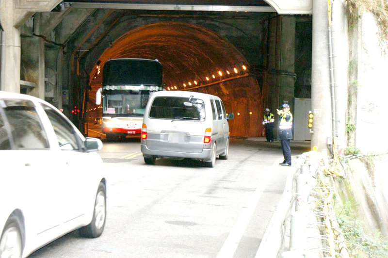 交通部公路總局第四區養護工程處指出，中橫公路大禹嶺至長春祠路段施工交通管制措施，經太魯閣工務段與工程單位溝通後，自5月起調整交通管制時段。（花蓮縣警察局提供）中央社記者李先鳳傳真  112年5月7日