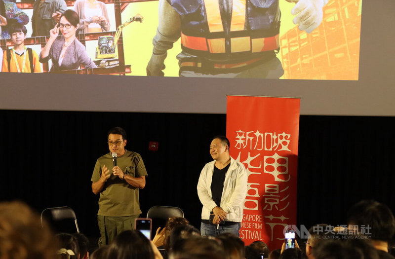 新加坡華語電影節7日晚間播映閉幕片「做工的人電影版」，男主角李銘順（後左）出席映後座談。中央社記者侯姿瑩新加坡攝  112年5月7日