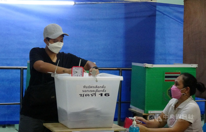 7日是泰國眾議員選舉提前投票日，全泰國登記提前投票的民眾有235萬餘人。圖為位於曼谷的民眾投票後把票放入票箱。中央社記者呂欣憓曼谷攝 112年5月7日