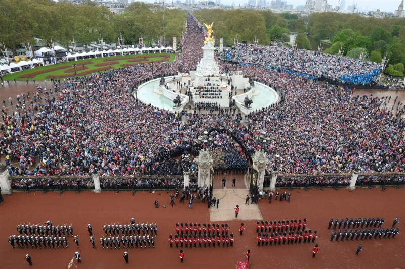 英王查爾斯三世6日加冕，慶典壯盛軍容70年來僅見，吸引人潮湧入白金漢宮周邊。（英國國防部提供）中央社記者陳韻聿倫敦傳真 112年5月7日