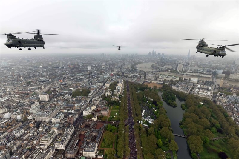 英王查爾斯三世6日加冕，空軍出動2架契努克直升機（左、右）和1架美洲獅直升機（中）展演空中分列式，飛越倫敦上空。（英國國防部提供）中央社記者陳韻聿倫敦傳真 112年5月7日