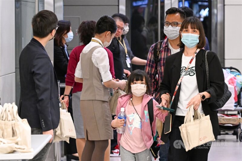 星宇航空因調度等問題,導致旅客6日夜宿東京成田機場,7日派機赴日接回旅客,下午返抵桃園國際機場,有地勤人員在民眾下機後發送鳳梨酥致意。中央社記者吳睿騏桃園機場攝 112年5月7日