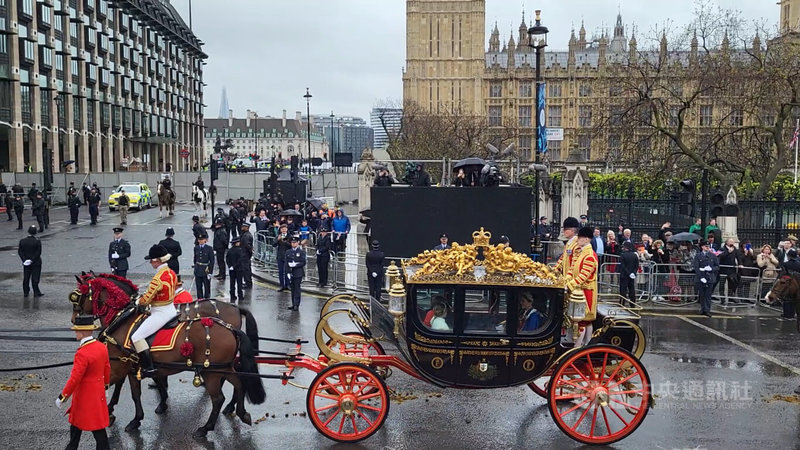 英王查爾斯三世6日於西敏寺加冕後，威爾斯親王威廉與王妃凱特一家，包括喬治王子、夏綠蒂公主和路易王子。中央社記者陳韻聿倫敦攝 112年5月7日