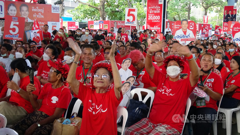 2023年泰國國會眾議院選舉，最大在野黨為泰黨支持度高，為泰黨支持者多數懷念前總理戴克辛執政時期。圖為為泰黨支持者4月28日參加選舉造勢。中央社記者呂欣憓曼谷攝 112年5月7日