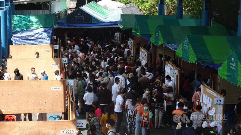 7日是泰國眾議員選舉提前投票日，選舉委員會在大曼谷地區設置了1400多個投票站，位於匯廣區的投票站一早就已排滿準備投票的人龍。中央社記者呂欣憓曼谷攝  112年5月7日