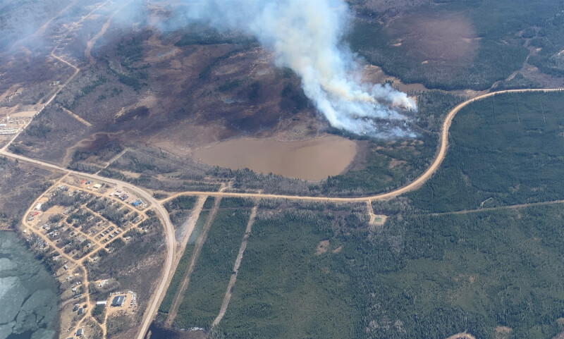 加拿大亞伯達省野火延燒，麥克暮瑞堡附近4日冒出濃煙。（圖取自twitter.com/AlbertaWildfire）