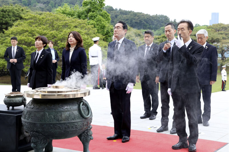 日本首相岸田文雄（前排右2）7日抵達首爾後，首站前往顯忠院參拜。（共同社）