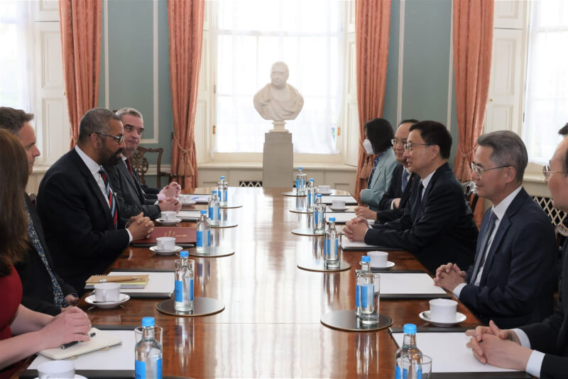 中國國家副主席韓正（右排中）5日與英國外交大臣柯維立（左排中）會晤。（圖取自twitter.com/JamesCleverly）
