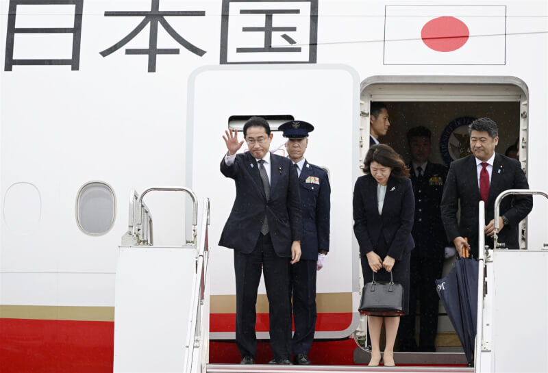 日本首相岸田文雄（前左）7日上午啟程訪問韓國。（共同社）