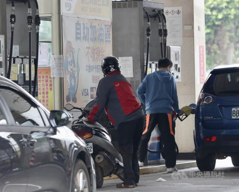 台灣中油宣布，8日凌晨零時起汽油每公升價格調降新台幣1元。（中央社檔案照片）