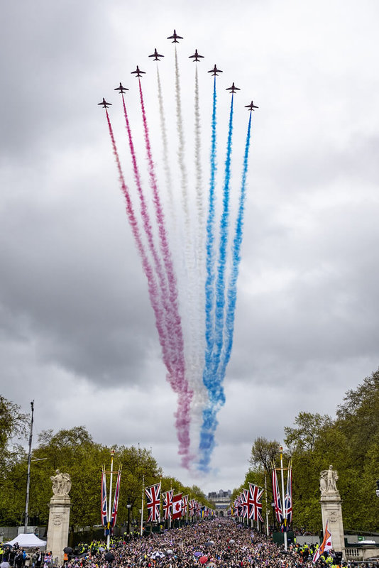 英王查爾斯三世加冕慶典6日舉行，空軍特技飛行小組「紅箭」展演空中分列式，飛越在白金漢宮前林蔭大道上的群眾。（英國國防部提供）中央社記者陳韻聿倫敦傳真  112年5月7日