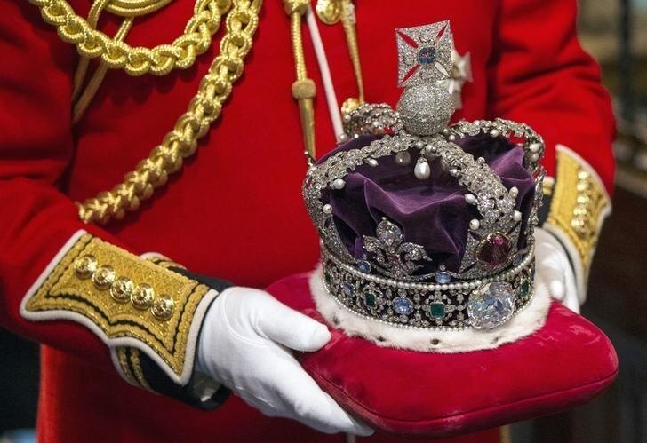 英國王太后─伊麗莎白二世之母於1937年封后時曾經戴過的后冠，上頭鑲嵌的105.6克拉「光之山」鑽石，勾起印度人的歷史傷痛。（路透社）