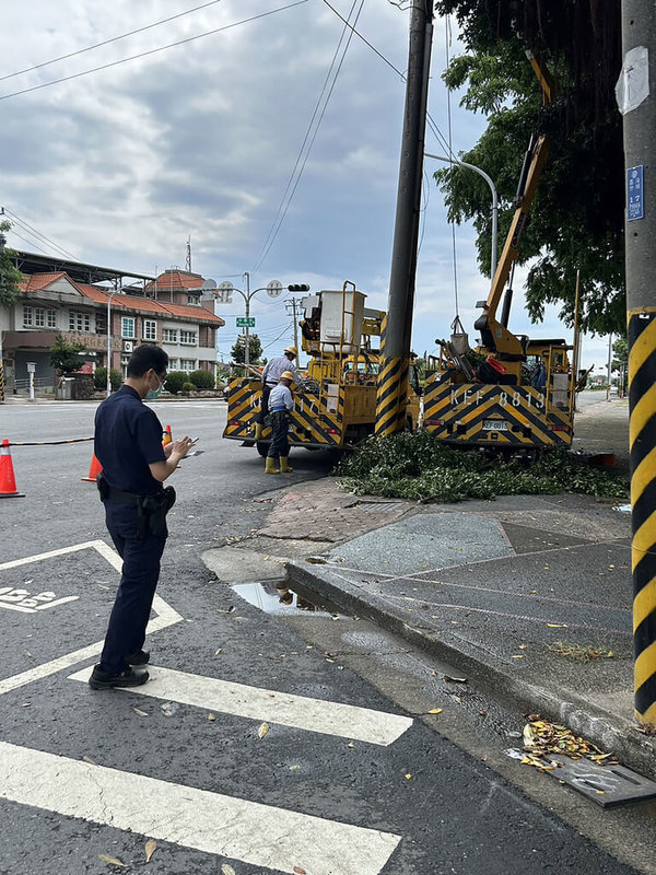 高雄市湖內區7日下午1時許無預警停電，計有3914戶受影響。經台電搶修後約下午3時許已全數復電，初步研判是雷雨燒損設備導致高壓導線燒損及橫單脫落所致。（讀者提供）中央社記者林巧璉傳真  112年5月7日