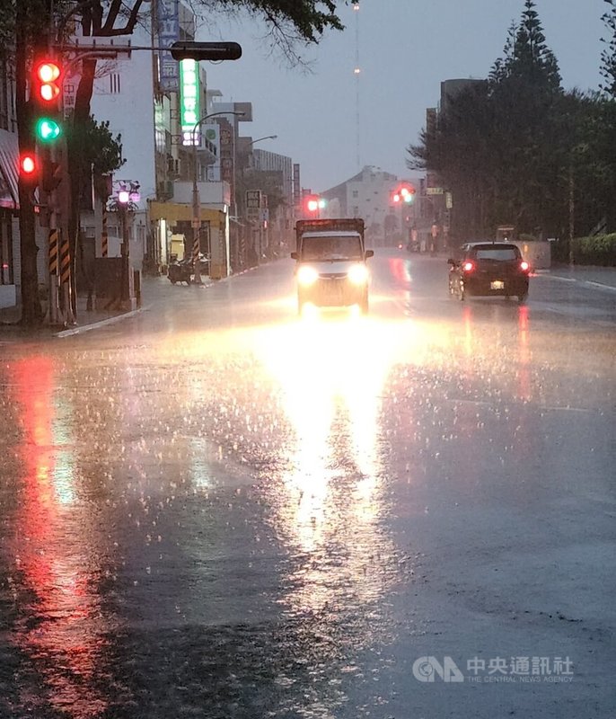 澎湖地區7日早上下起滂沱大雨，白天宛如黑夜，行車都要開燈。中央社 112年5月7日