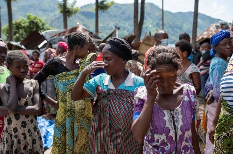 民主剛果洪水土石流釀災，死亡人數已上升至203人。圖為災民。（路透社）