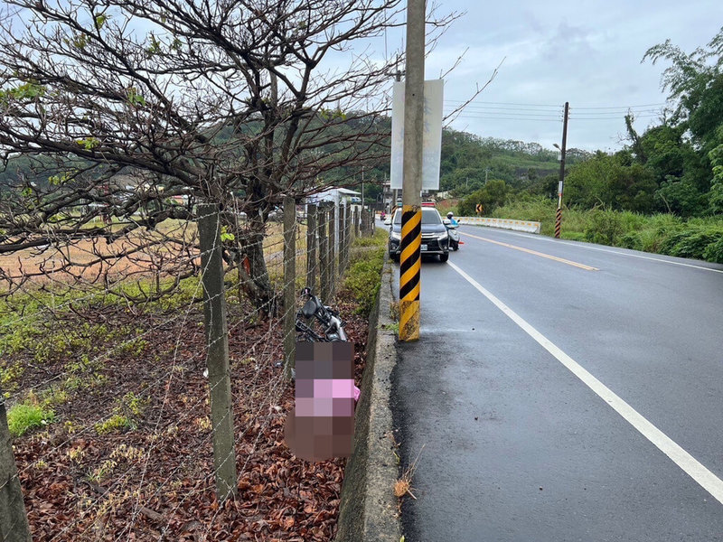 苗栗縣通霄鎮吳姓男子8日上午騎乘電動機車行經苗121線梅南里路段，被發現倒臥路旁已無生命跡象，警方獲報到場處理，初步研判疑因天雨路滑自摔釀悲劇。（民眾提供）中央社記者管瑞平傳真  112年5月8日