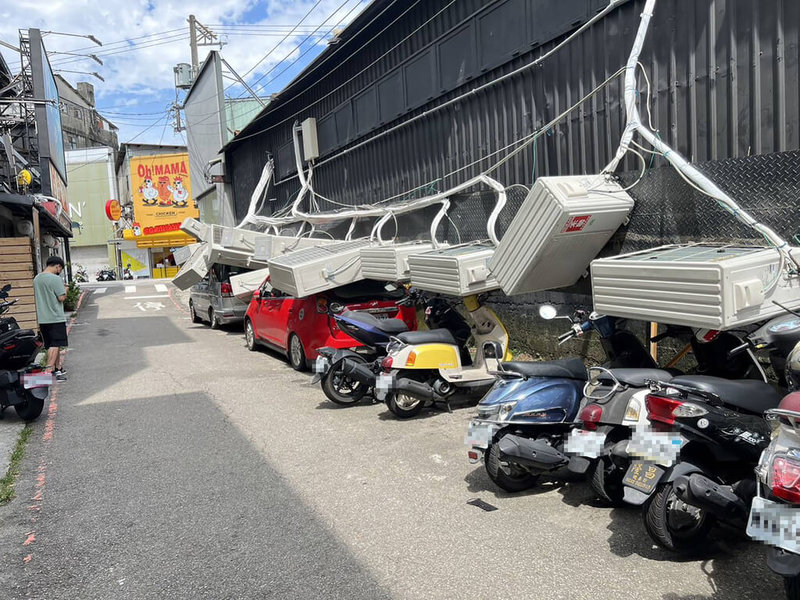 台中市西屯區逢甲商圈一家運動用品店的冷氣室外機，8日下午突然掉落砸毀停在路邊8輛汽機車。（民眾提供）中央社記者郝雪卿傳真  112年5月8日