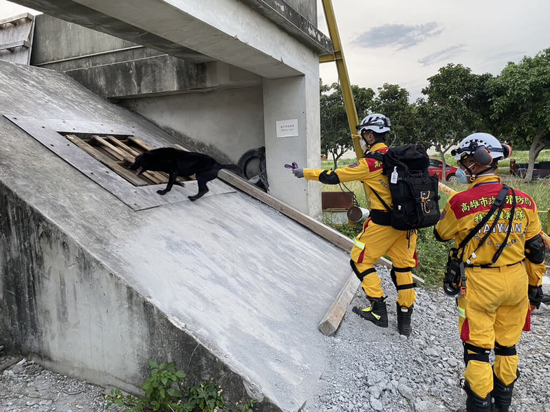 高雄市消防局特種搜救隊近日前往消防署南投竹山訓練中心受測，8日順利通過「搜救能力分級認證（NAP）」，取得國際人道救災輪值資格。（高雄市消防局提供）中央社記者蔡孟妤傳真  112年5月8日