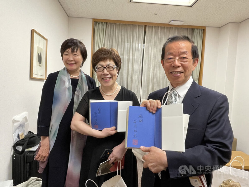 日本前首相安倍晉三夫人安倍昭惠今天受邀觀賞台灣國家交響樂團（NSO）在東京的演出，音樂會結束後，安倍昭惠（左1）特別贈「安倍晉三回憶錄」一書及禮物給駐日代表謝長廷（右1）與前總統李登輝的女兒李安妮。中央社記者楊明珠東京攝 112年5月8日