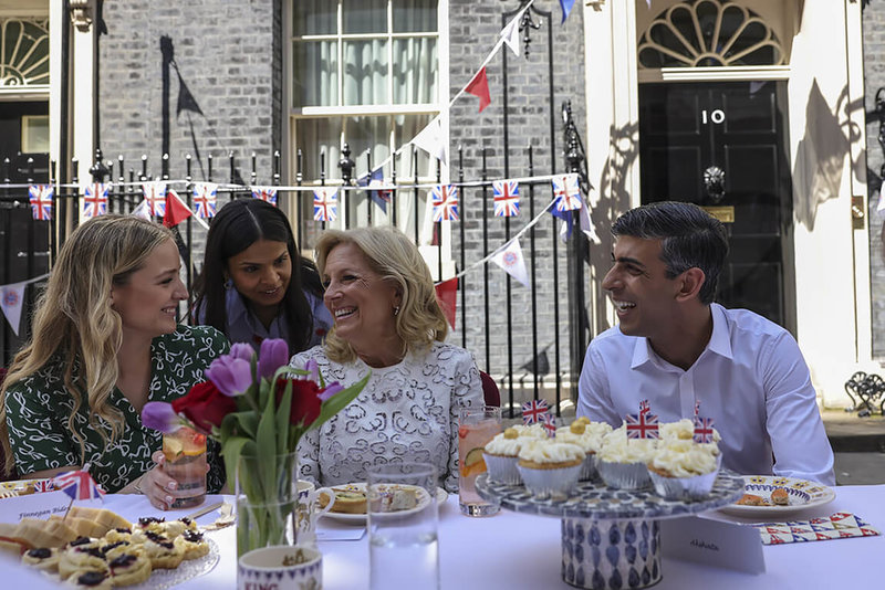 英國首相府7日舉行加冕主題街頭午餐派對，除了烏克蘭難民和英國各界熱心公益人士，美國第一夫人吉兒．拜登（右2）也應邀出席，與首相蘇納克（右1）和妻子阿克莎塔．莫西（左2）同桌。（英國首相府提供）中央社記者陳韻聿倫敦傳真  112年5月8日