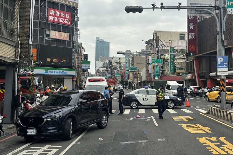 去年5月8日台南發生3歲余姓女童與母親走斑馬線過馬路，遭杜姓女子駕車左轉撞上，造成女童死亡、母親重傷。（讀者提供）