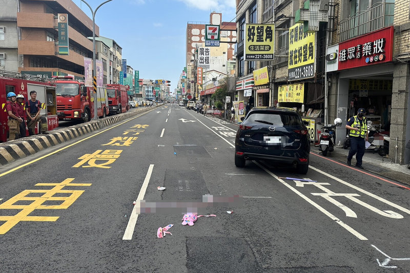 台南市一名孕婦8日上午駕駛自小客車行經北區忠義路左轉成功路時，擦撞到正在過馬路的一對母女，造成38歲婦人受傷骨折，3歲女童倒地重創送醫不治。（讀者提供）中央社記者楊思瑞台南傳真 112年5月8日