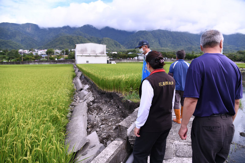 918地震重創花蓮南區，花蓮縣政府8日表示，「0918震災農田隆起、凹陷及田埂毀損整復救助金實施計畫」案件持續審查，目前通過金額約新台幣1500萬元。（花蓮縣政府提供）中央社記者李先鳳傳真  112年5月8日